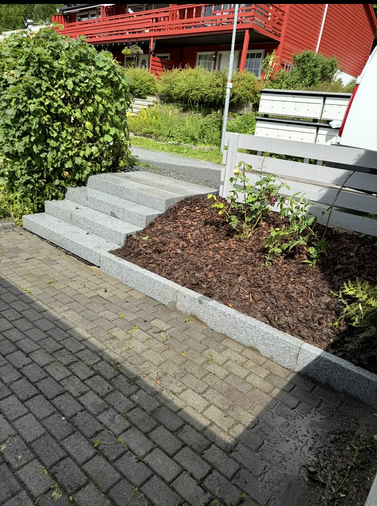 Pen inngangstrapp i stein bygget av Wünder AS